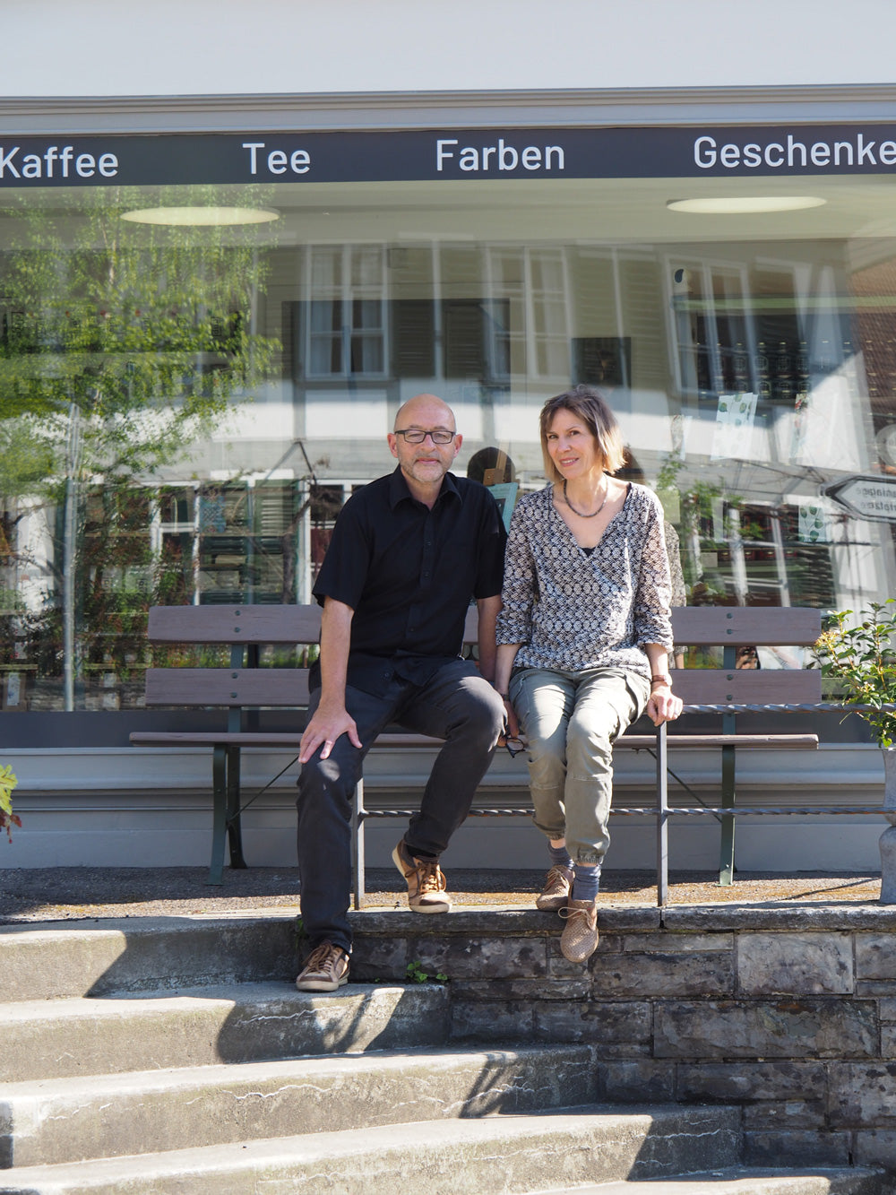 Daniel und Eva Wenger vor dem Atelier 1818 in Oberdiessbach