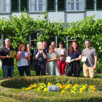 Team-Event Buchbinden draussen im Park vom BuumeHus Oberdiessbach