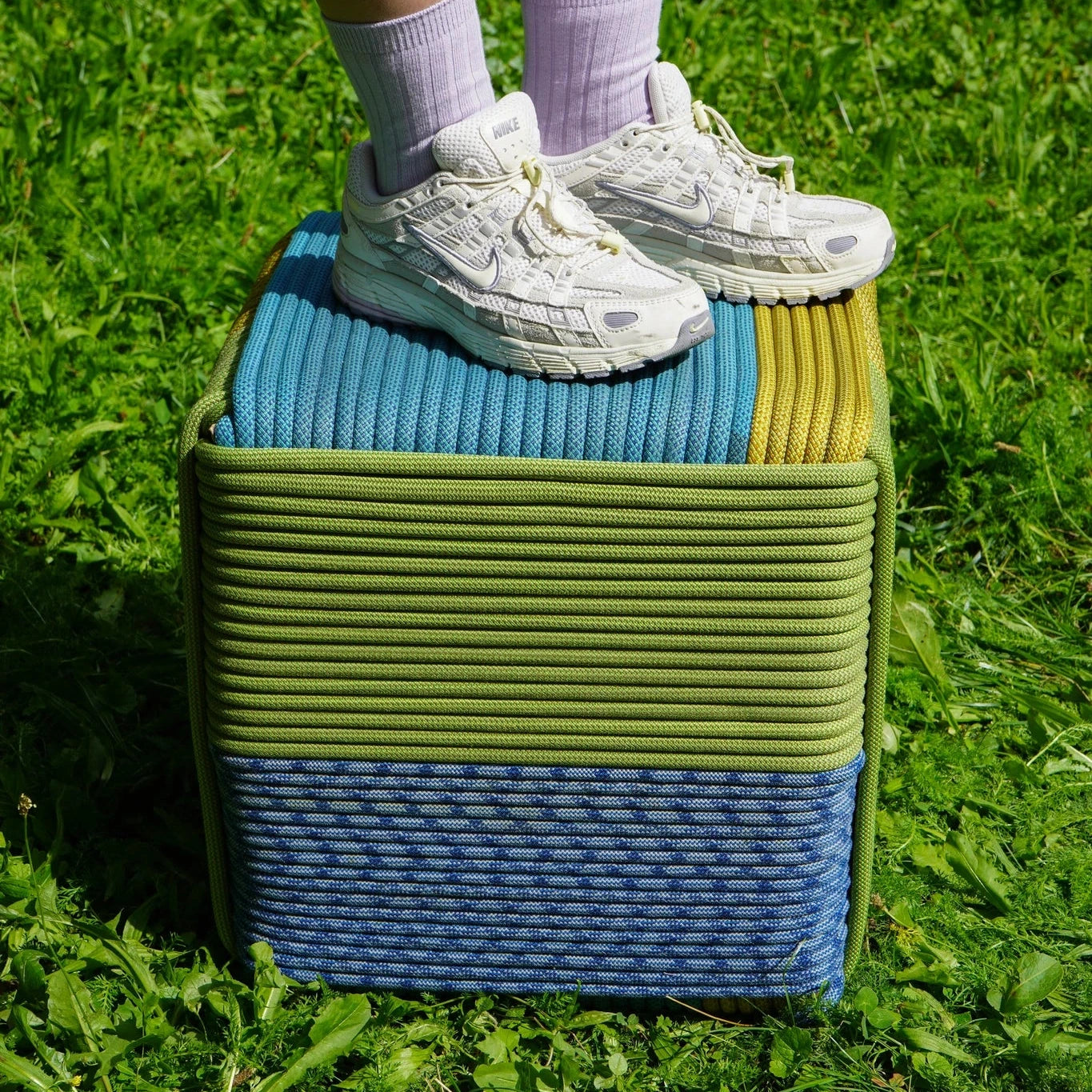 Ein Hocker aus Kletterseilen von Baut Studio, Thibaut Wenger