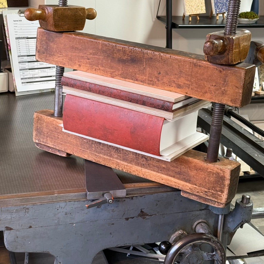 Alte Buchbinderpresse mit Kunstbüchern