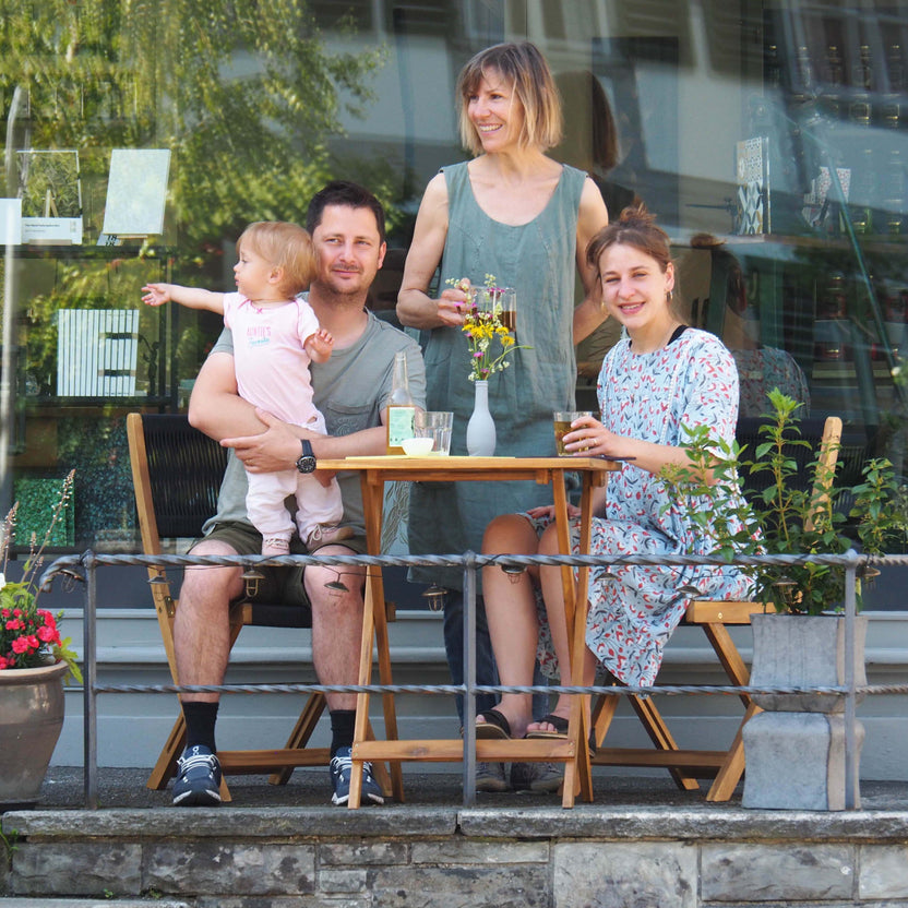 Gäste auf der Terrasse des Café