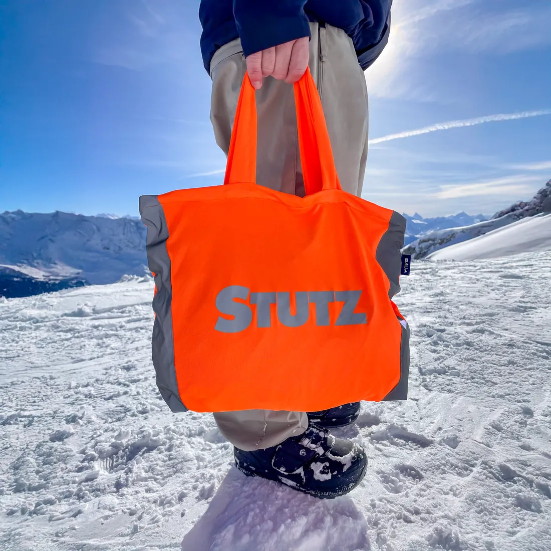 STUTZ Tasche von Baut Studio aus wiederverwendetem Signalstoff, in den Bergen